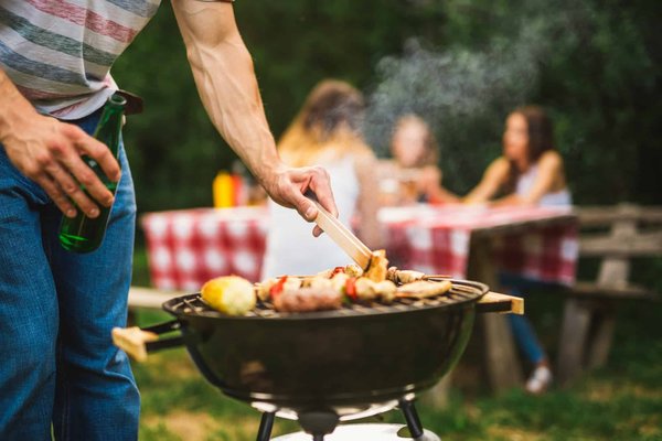 Quali sono gli aspetti chiave per progettare un'area barbecue comoda e funzionale all'aperto?