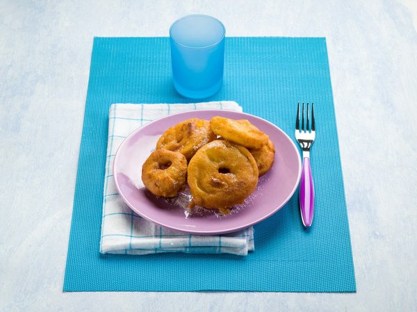 Come fare delle frittelle di mele altoatesine con zucchero a velo?