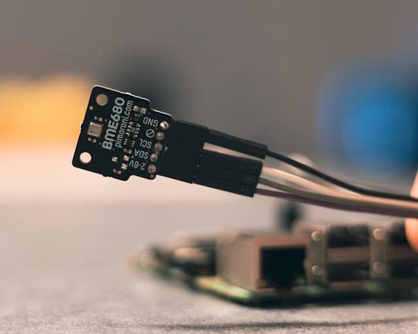 Quali progressi sono stati fatti nello sviluppo di reti di sensori per il monitoraggio ambientale urbano?